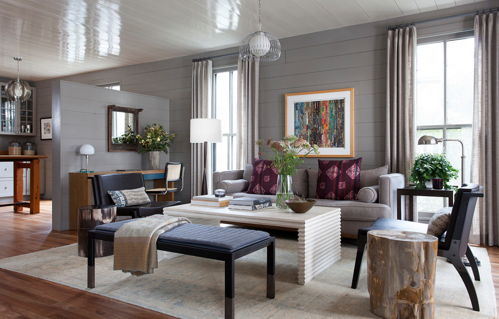 Offenes Eklektisches Wohnzimmer mit grauer Wandfarbe, dunklem Holzboden, braunem Boden, Holzdielendecke und Holzdielenwänden in Austin