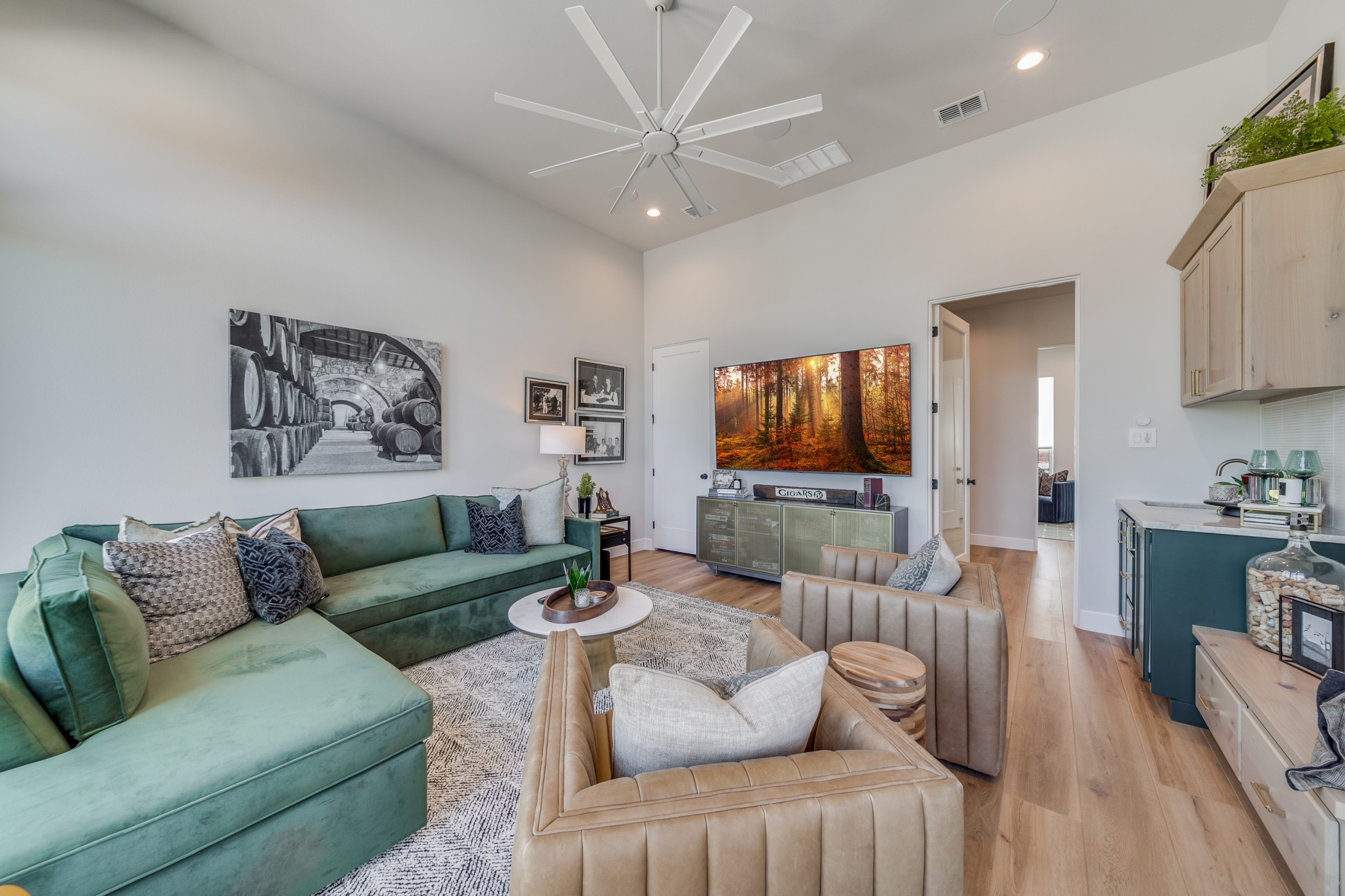Modern European: 3,830 ft², 4 BR/3 BA/1 ST
