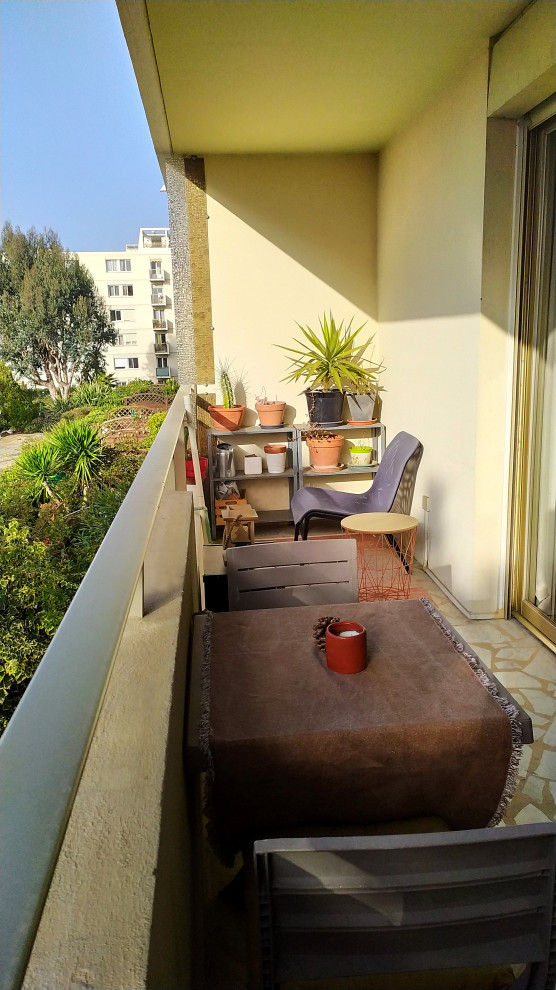 Свежая идея для дизайна: маленький балкон и лоджия в средиземноморском стиле с перилами из смешанных материалов в квартире для на участке и в саду - отличное фото интерьера