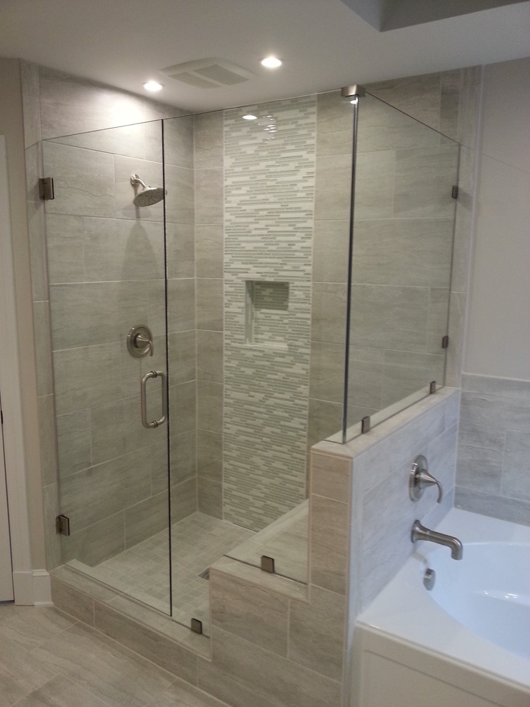 Стильный дизайн: главная ванная комната в стиле модернизм с серой плиткой, серыми стенами и полом из травертина - последний тренд