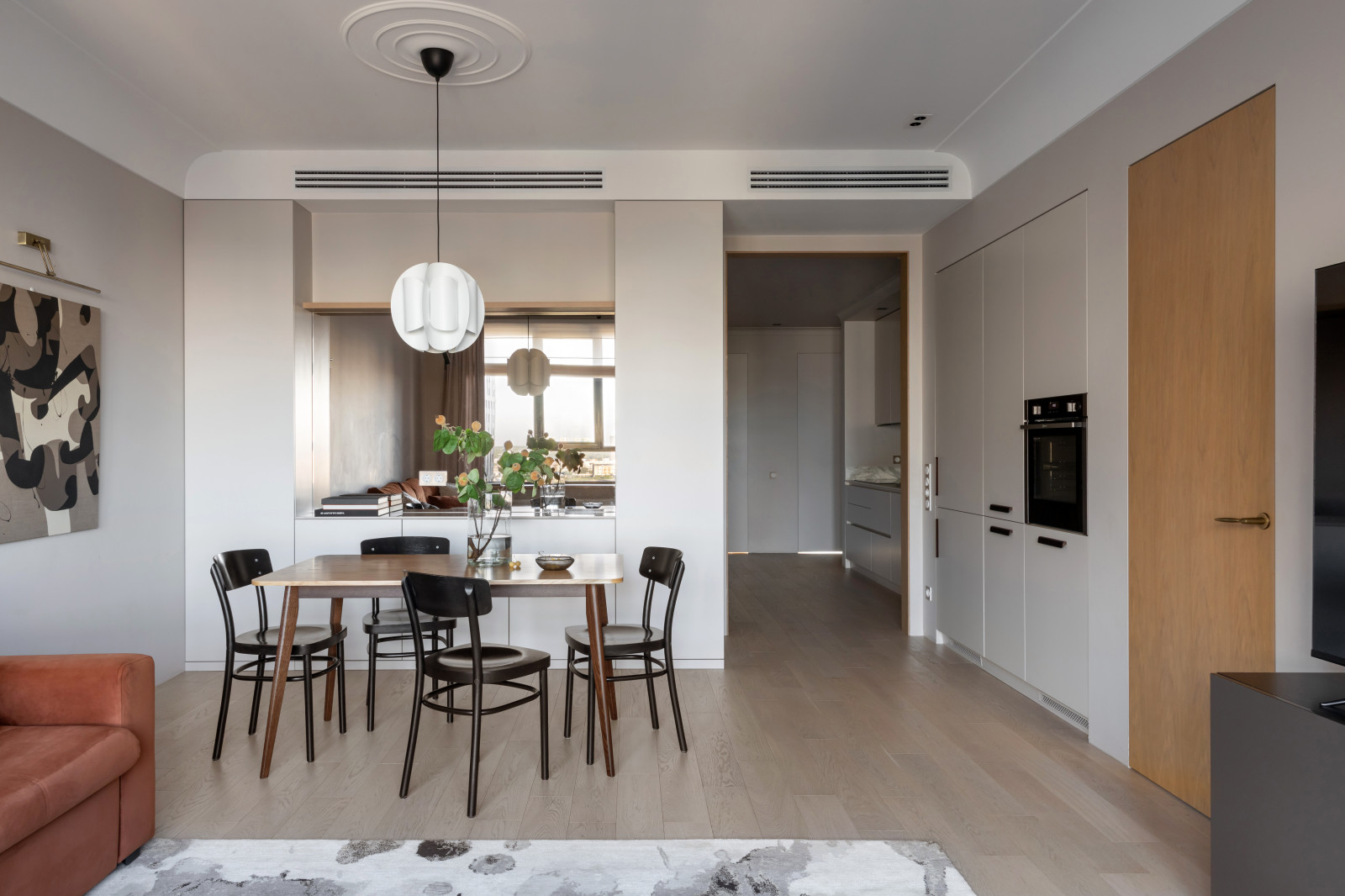 Белая кухня нестандартного размещения