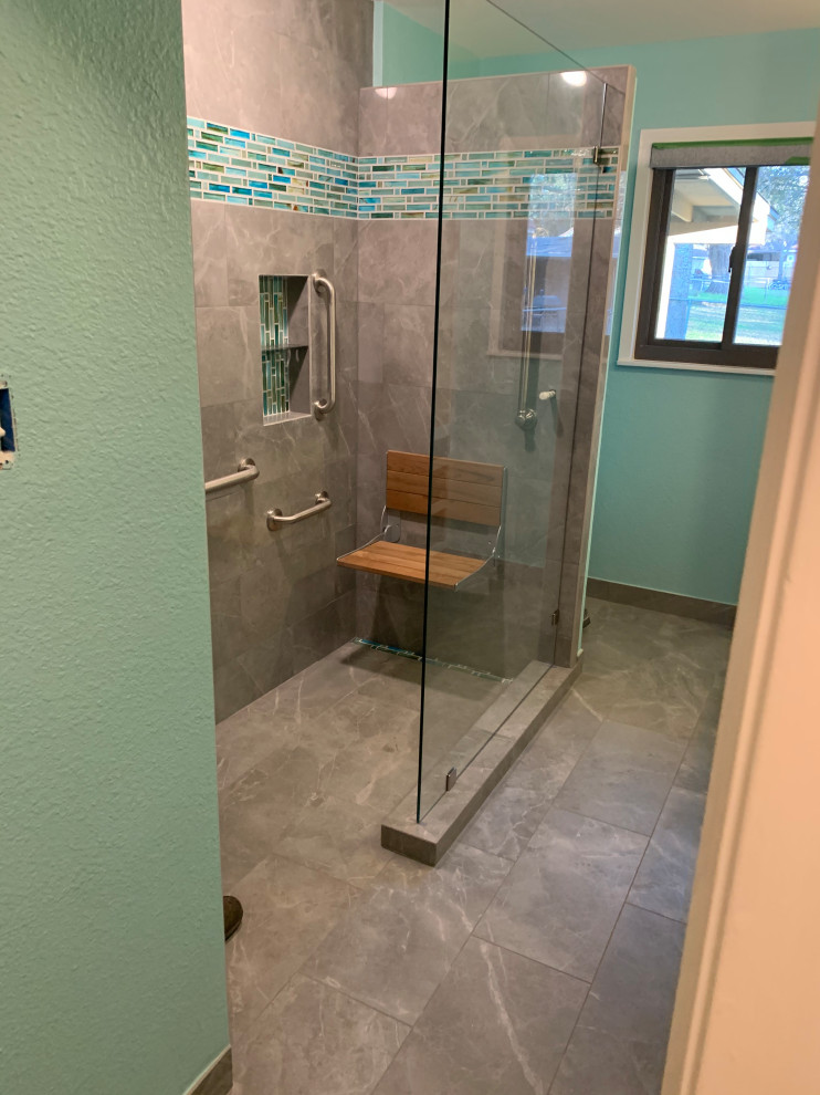 Photo of a coastal bathroom in Austin.