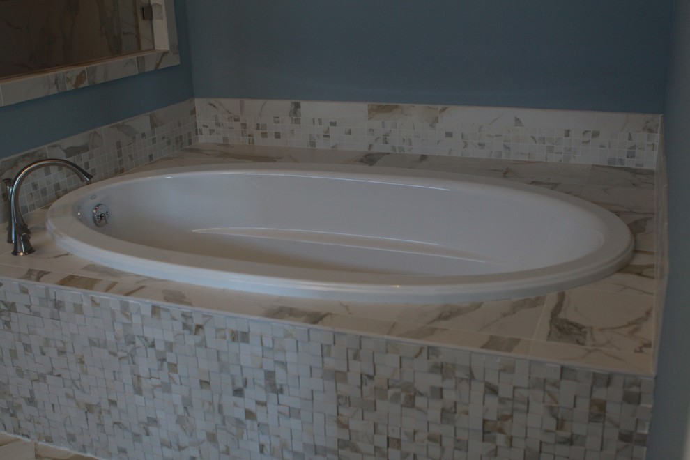 Example of a transitional home design design in Dallas