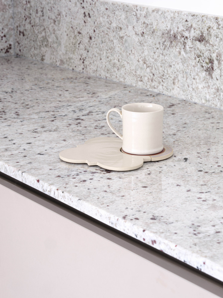 Esempio di una grande cucina moderna con lavello a doppia vasca, ante lisce, ante beige, top in granito, paraspruzzi grigio, paraspruzzi in granito, elettrodomestici da incasso, pavimento con piastrelle in ceramica e pavimento beige
