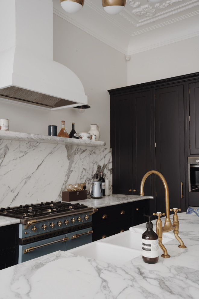 Inredning av ett klassiskt mellanstort vit vitt kök, med en rustik diskho, skåp i shakerstil, svarta skåp, marmorbänkskiva, vitt stänkskydd, stänkskydd i marmor, svarta vitvaror, klinkergolv i porslin, en köksö och blått golv