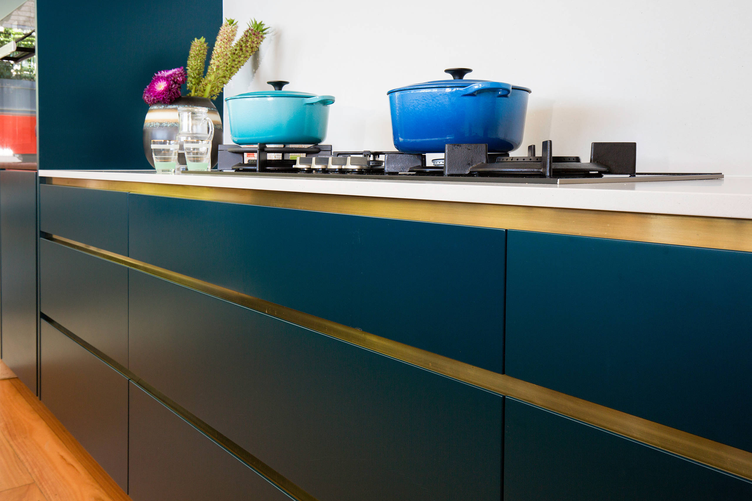 KITCHEN WITH BRASS FINGER PULL