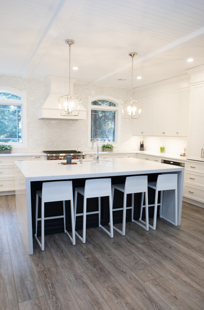 Eat-in kitchen - large transitional u-shaped eat-in kitchen idea in New York with an undermount sink, shaker cabinets, white cabinets, quartz countertops, multicolored backsplash, marble backsplash, stainless steel appliances, an island and white countertops