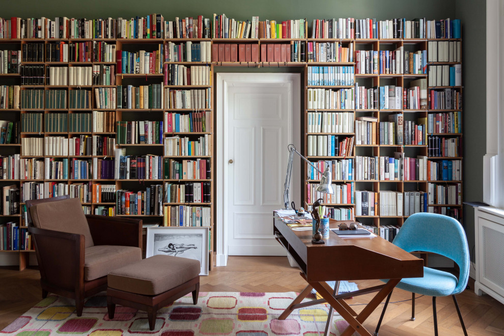 ベルリンにあるエクレクティックスタイルのおしゃれなホームオフィス・書斎の写真