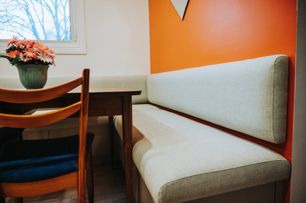 Home design - small transitional home design idea