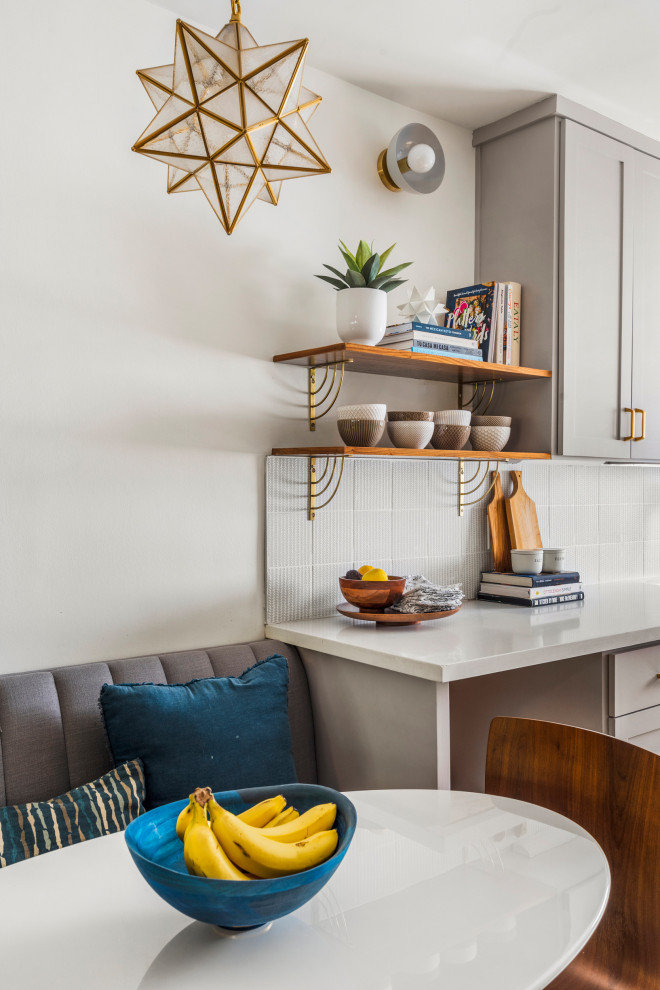 Idee per un angolo colazione chic di medie dimensioni con pareti bianche, parquet chiaro e pavimento marrone