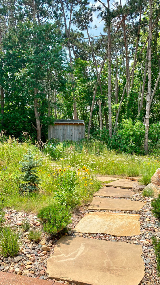 Immagine di un vialetto rustico esposto in pieno sole dietro casa in estate