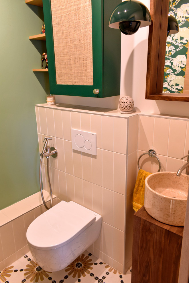 Idéer för ett litet modernt toalett, med en vägghängd toalettstol, beige kakel, keramikplattor, klinkergolv i keramik, ett konsol handfat, träbänkskiva och gult golv