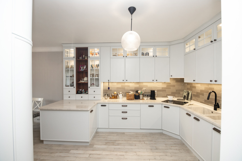 Светлая кухня с деревянными элементами