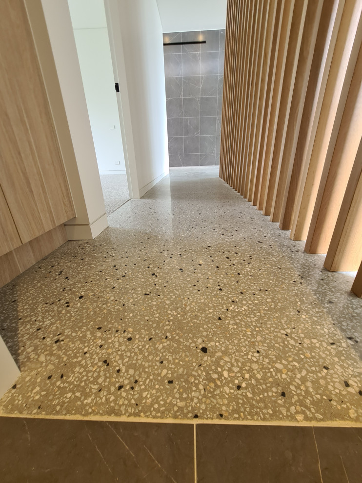 Réalisation d'un couloir design en bois de taille moyenne avec un mur blanc, sol en béton ciré et un sol gris.