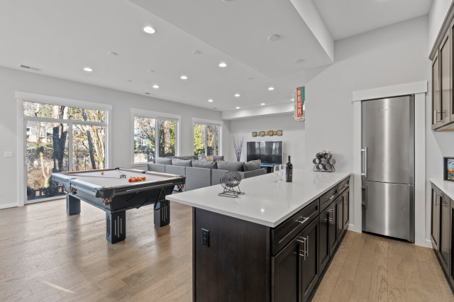 Custom Toll Brothers Home in Bothell modern-wohnzimmer