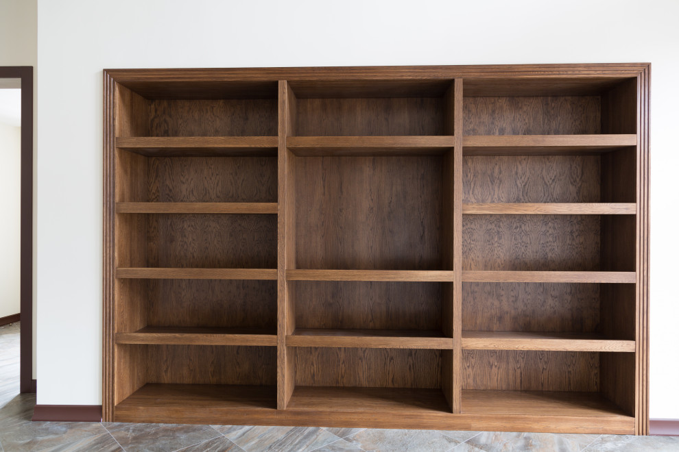 Встроенный открытый шкаф в каминной из дуба в масле