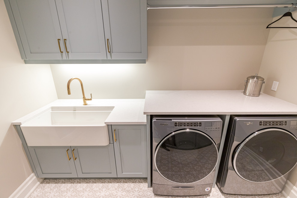 Einzeilige, Kleine Klassische Waschküche mit Quarzwerkstein-Arbeitsplatte und weißer Arbeitsplatte in Toronto
