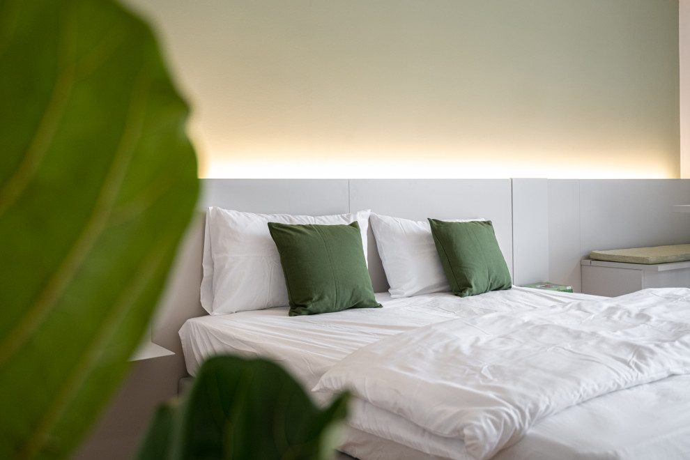 Exemple d'une chambre tendance avec un mur vert.