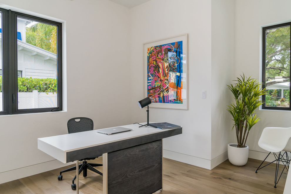 Exemple d'un bureau tendance avec un mur blanc, un sol en bois brun, un bureau indépendant et un sol marron.