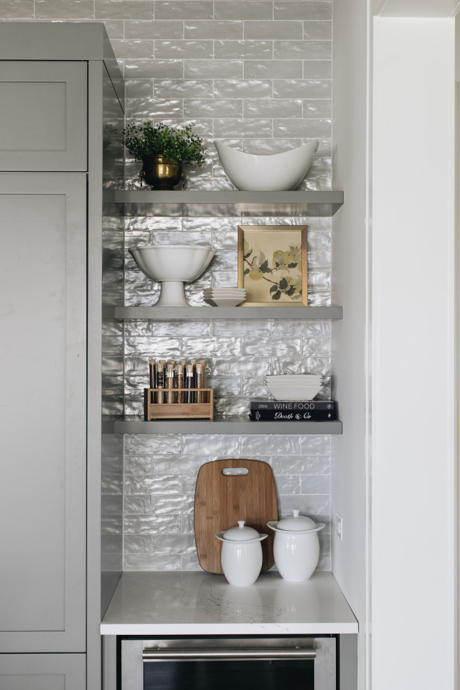 Example of a transitional home design design in Chicago