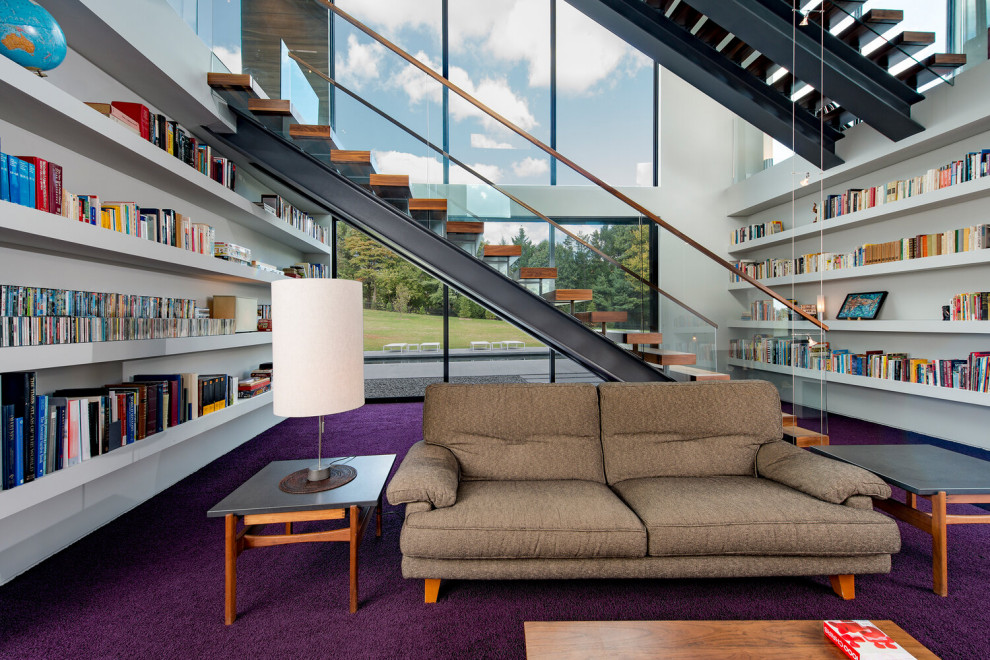 Идея дизайна: огромная двухуровневая гостиная комната в современном стиле с с книжными шкафами и полками, белыми стенами, ковровым покрытием и фиолетовым полом