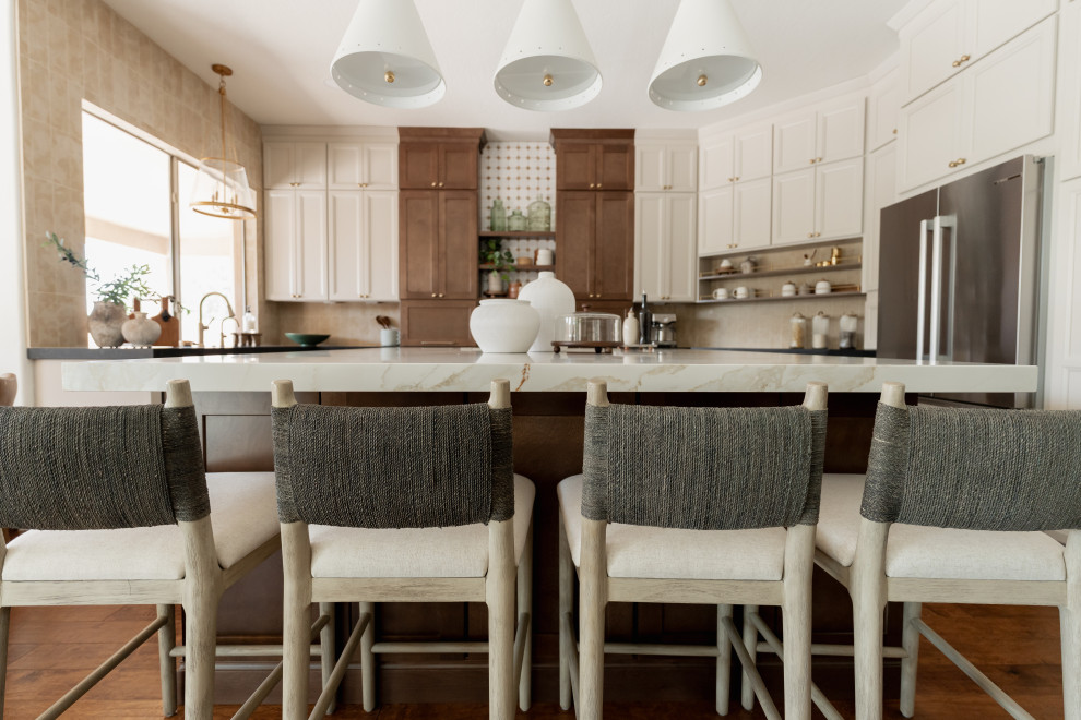 Transitional home design photo in Phoenix
