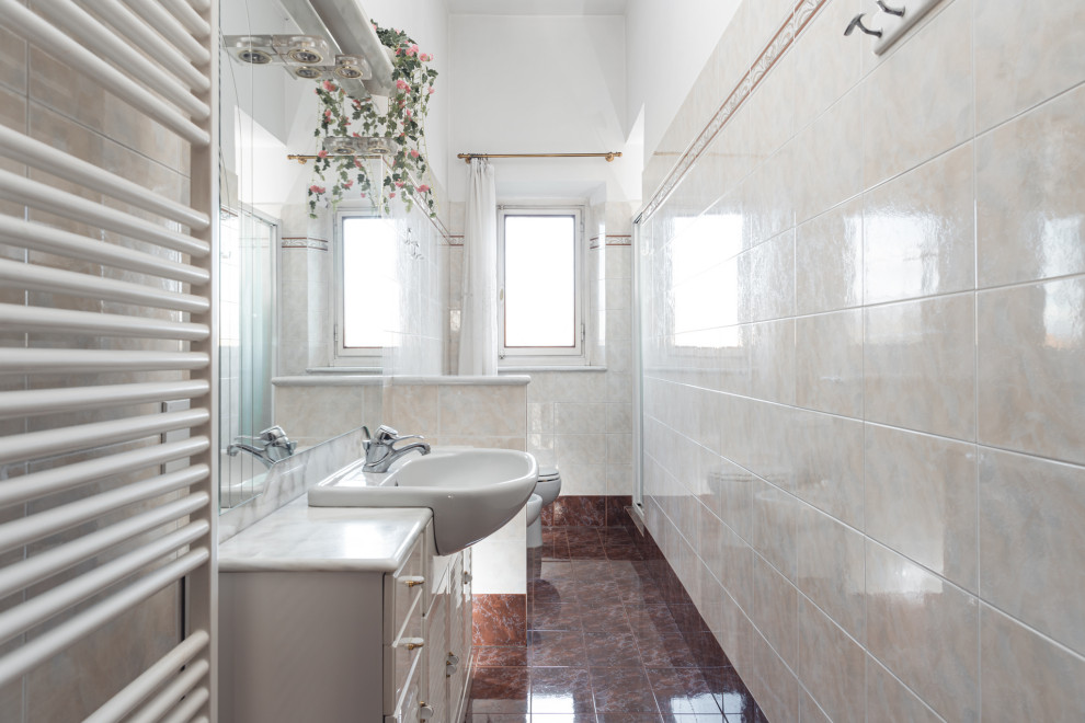 Cette image montre une salle de bain longue et étroite design de taille moyenne avec un placard à porte affleurante, des portes de placard beiges, WC séparés, un carrelage beige, des carreaux de céramique, un mur beige, un sol en carrelage de céramique, un lavabo posé, un plan de toilette en stratifié, un sol marron, une cabine de douche à porte coulissante, un plan de toilette blanc, meuble simple vasque et meuble-lavabo sur pied.