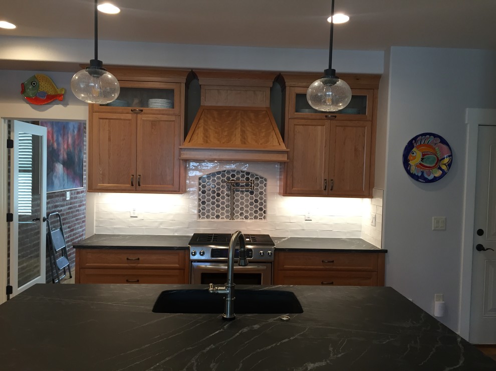Example of a classic kitchen design in Denver