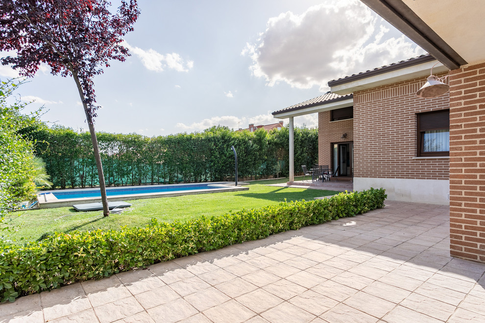 Modelo de terraza in patio delantero With suelo de hormigón estampado