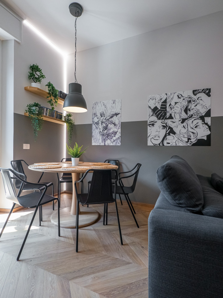 Idee per una sala da pranzo aperta verso il soggiorno industriale di medie dimensioni con pareti grigie, parquet chiaro e soffitto ribassato