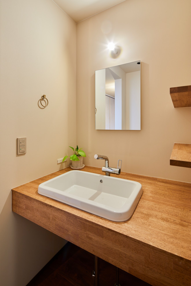Exemple d'un WC et toilettes scandinave avec un placard sans porte, un lavabo posé et meuble-lavabo encastré.