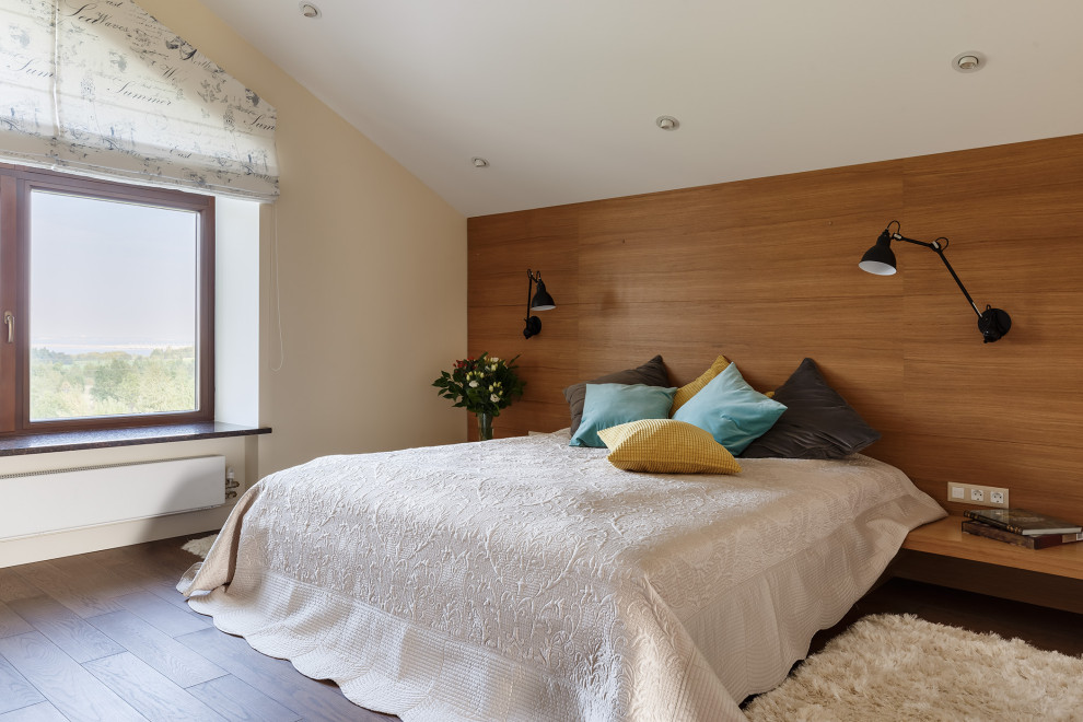 Идея дизайна: хозяйская спальня среднего размера в современном стиле с бежевыми стенами, паркетным полом среднего тона, коричневым полом и акцентной стеной