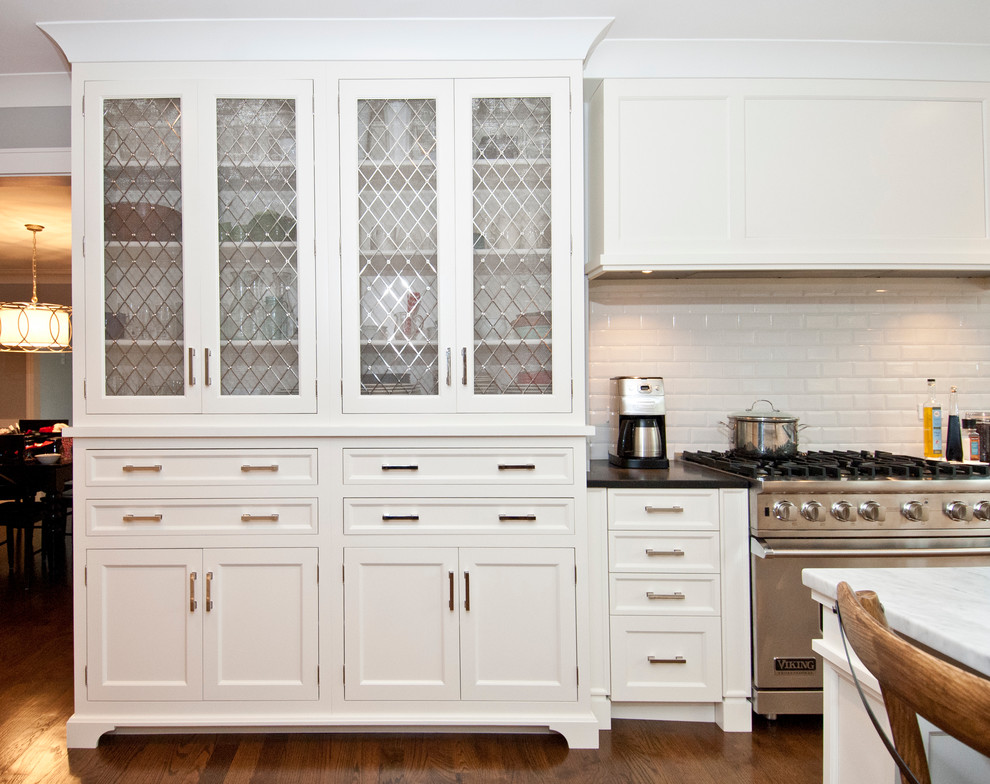 This is an example of a traditional kitchen in Chicago with subway tile splashback.
