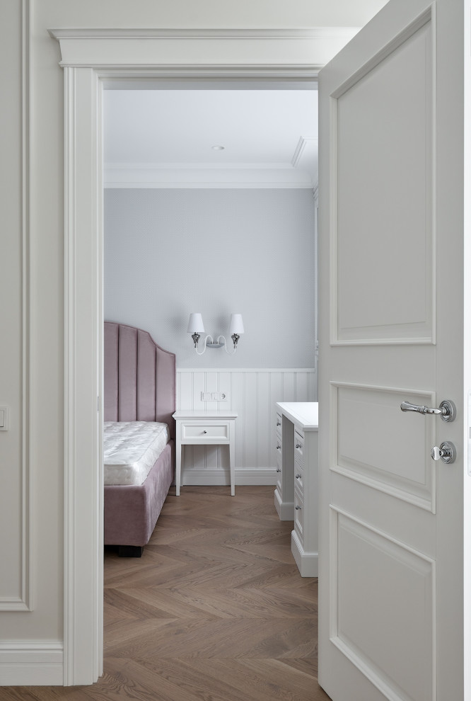 Белый Леон в светлом интерьере