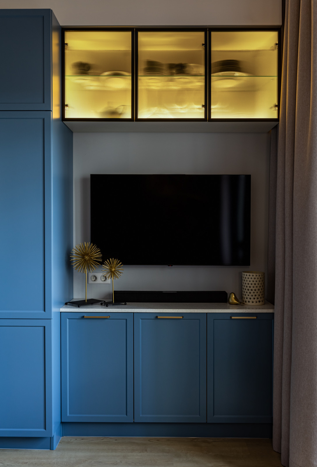 Кухня в Петергофе с высокими потолками