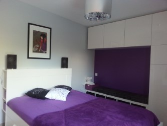 Cette photo montre une chambre.