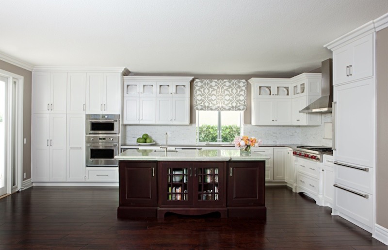 Example of a transitional l-shaped open concept kitchen design in Orange County with an undermount sink, shaker cabinets, white cabinets, quartzite countertops, gray backsplash and stainless steel appliances