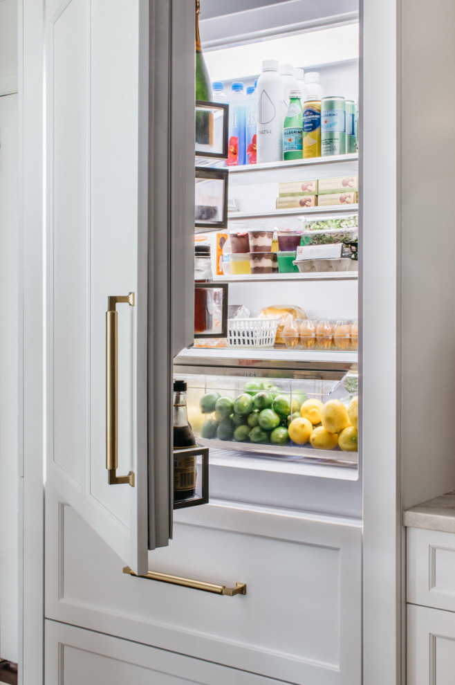 Example of a transitional kitchen design in Chicago