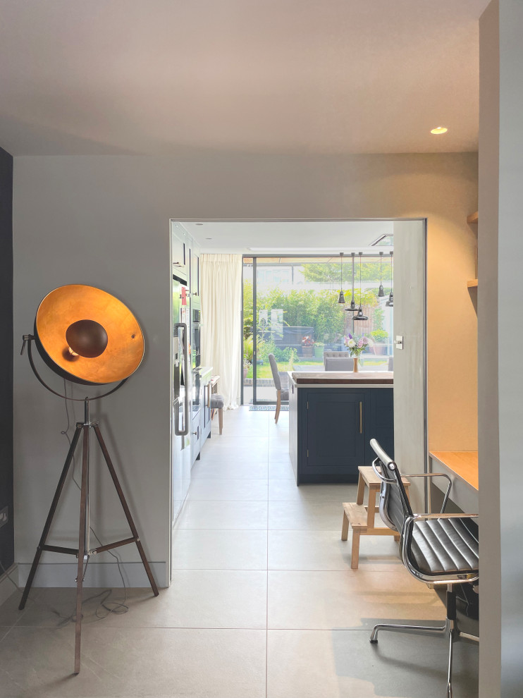Mittelgroßes, Offenes Modernes Wohnzimmer mit Porzellan-Bodenfliesen und grauem Boden in Sonstige