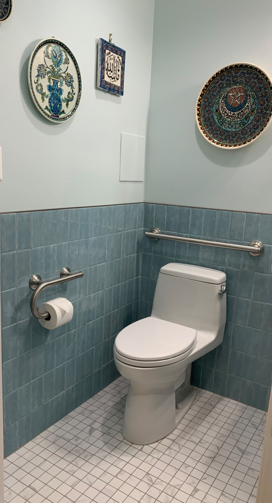 Источник вдохновения для домашнего уюта: туалет в стиле неоклассика (современная классика) с белыми фасадами, унитазом-моноблоком, синей плиткой, керамической плиткой, синими стенами, полом из керамической плитки, раковиной с пьедесталом, белым полом и напольной тумбой