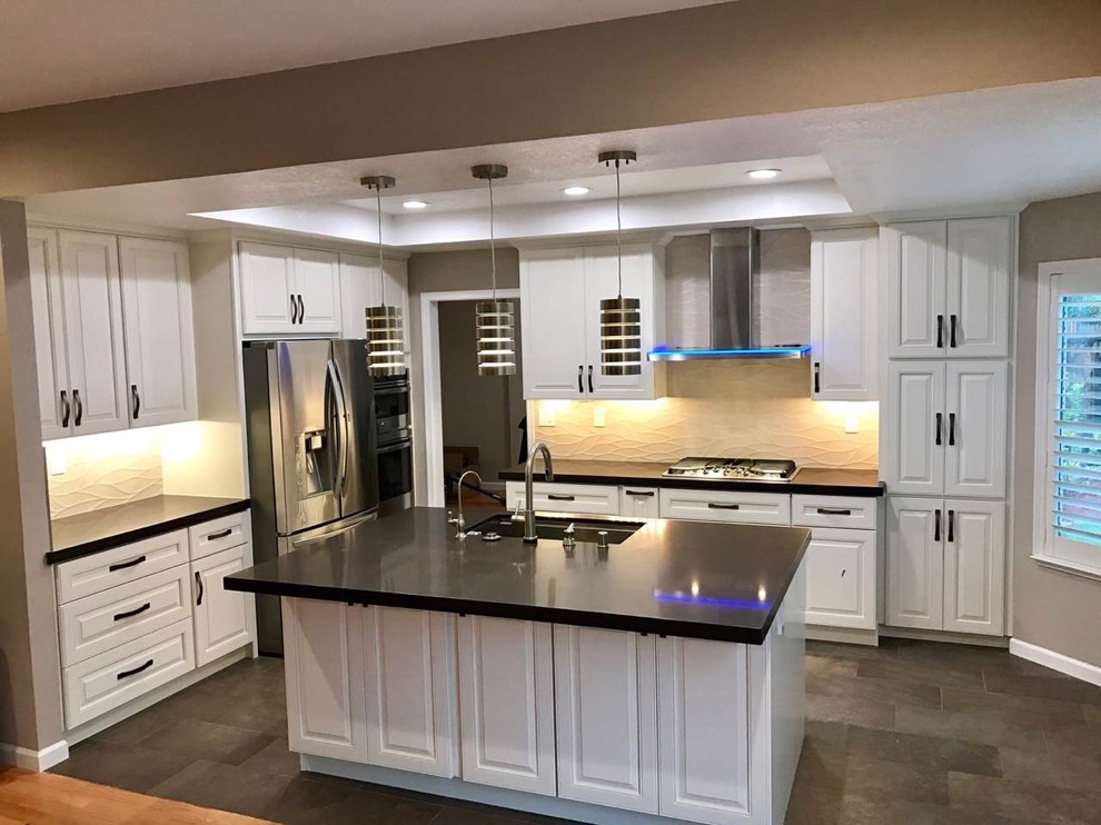 Transitional kitchen photo in Sacramento
