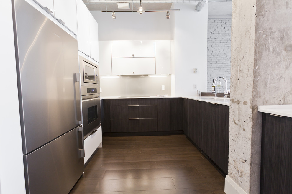 Design ideas for a modern kitchen in Toronto.
