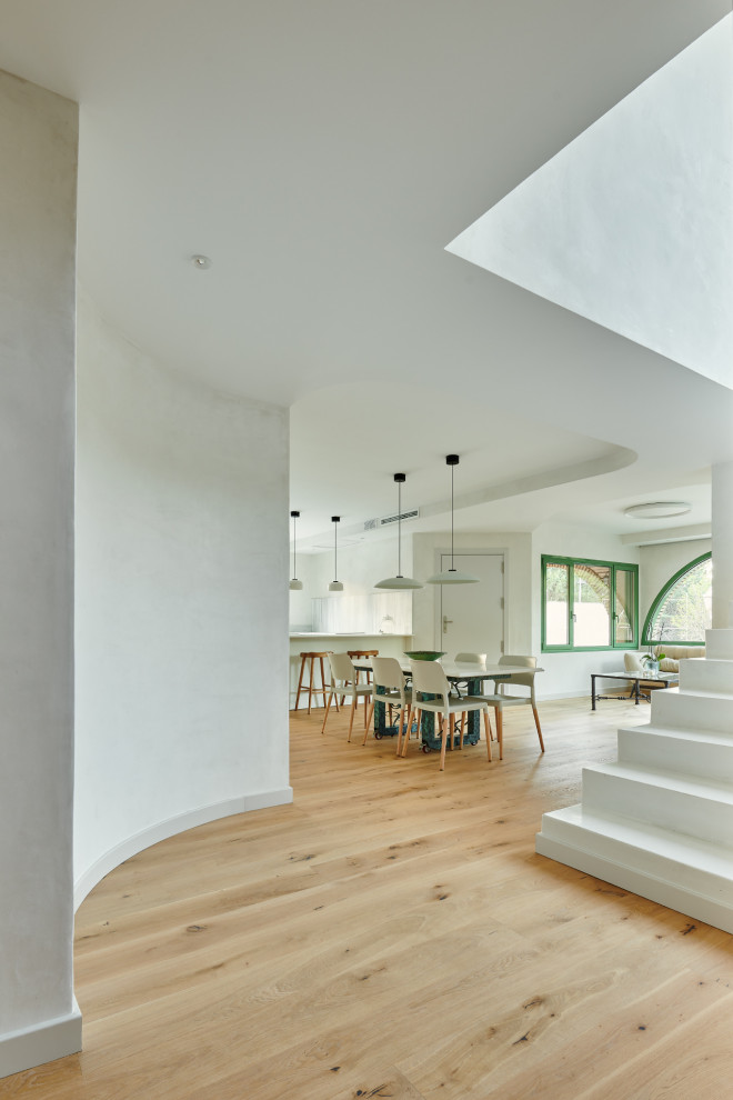 Ispirazione per una grande sala da pranzo minimal con pareti bianche, pavimento in legno massello medio, pavimento marrone e soffitto ribassato