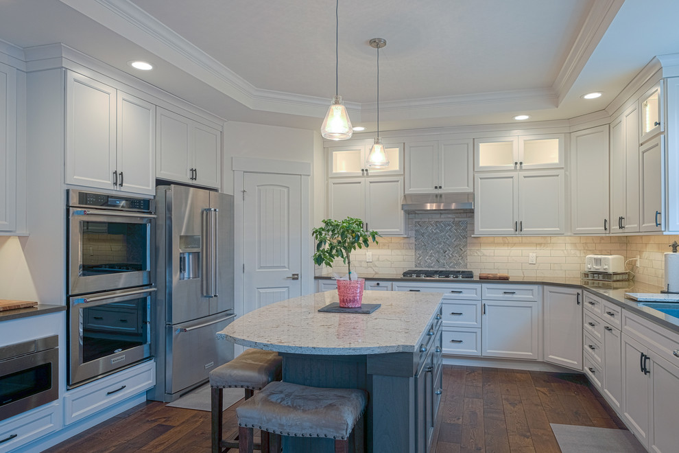 Kitchen - transitional kitchen idea in Grand Rapids