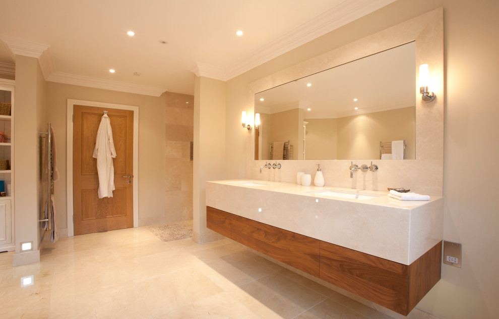 Idéer för att renovera ett mellanstort funkis beige beige en-suite badrum, med släta luckor, beige skåp, en öppen dusch, beige kakel, kalkstensgolv, ett integrerad handfat, bänkskiva i kalksten, gult golv och med dusch som är öppen