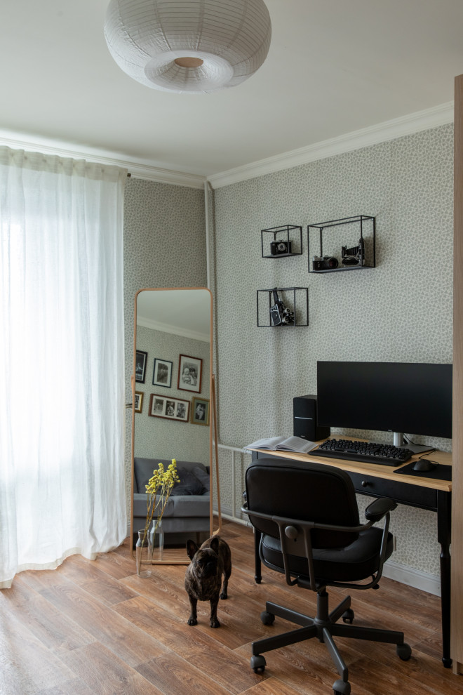 На фото: маленький кабинет в стиле фьюжн с отдельно стоящим рабочим столом и обоями на стенах для на участке и в саду с
