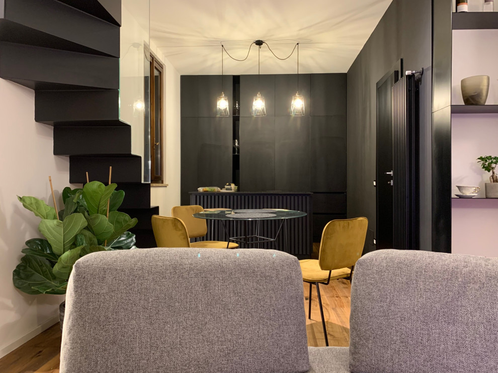 Свежая идея для дизайна: двухуровневая гостиная комната среднего размера в скандинавском стиле с белыми стенами, паркетным полом среднего тона и телевизором на стене - отличное фото интерьера