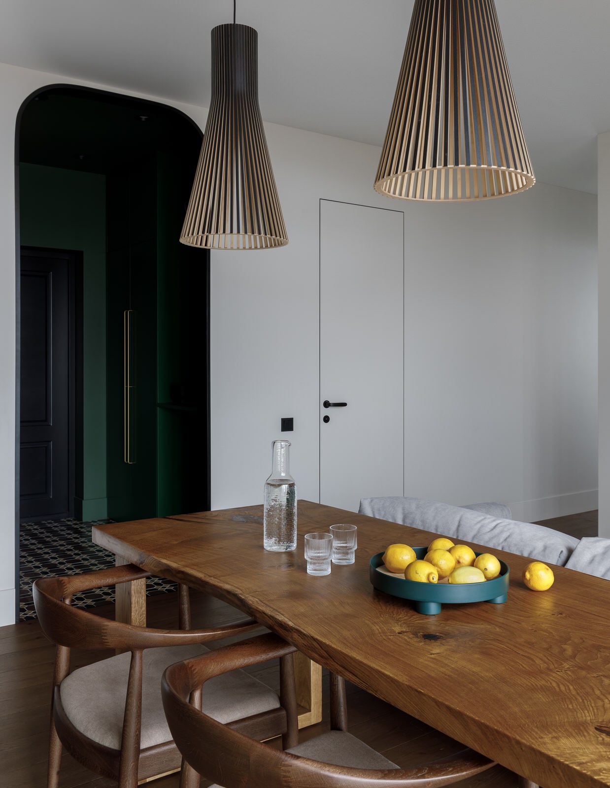 Квартира с панорамными окнами для семьи врачей