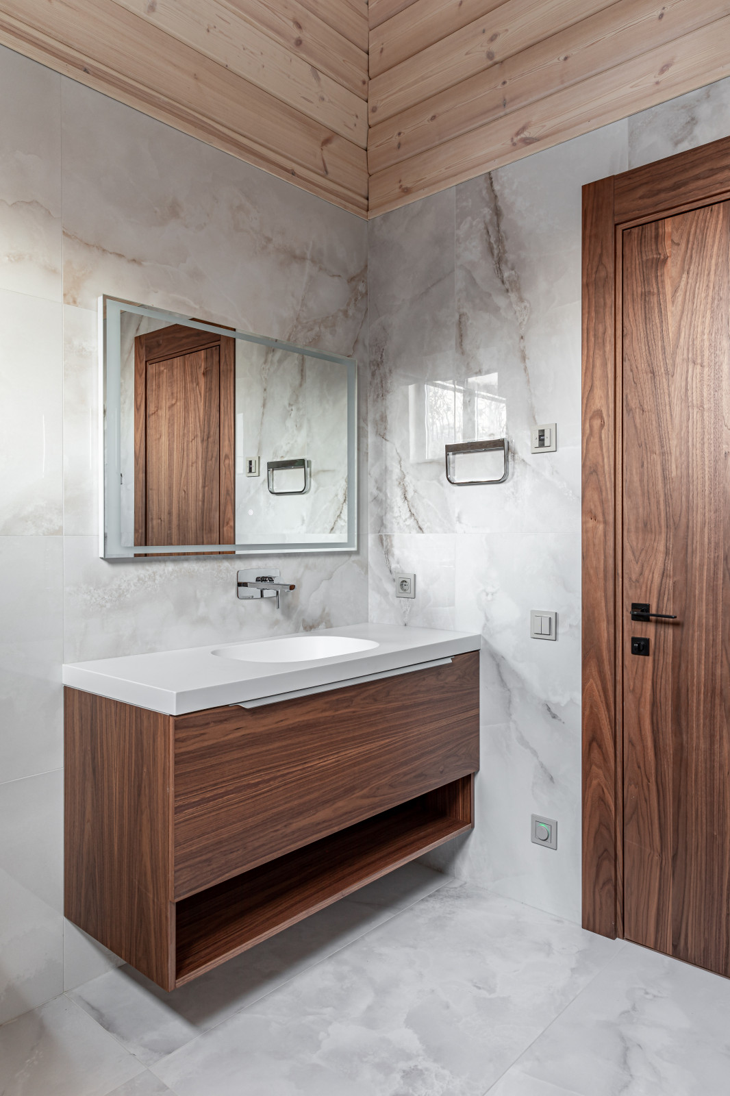 Камень внизу, дерево вверху.