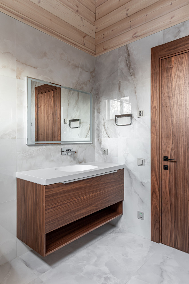 Камень внизу, дерево вверху.